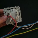 Comment brancher un va-et-vient : guide complet avec schémas