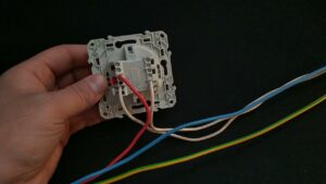 Comment brancher un va-et-vient : guide complet avec schémas