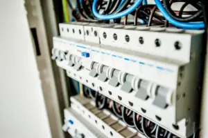 Tableau divisionnaire ouvert avec peigne d'alimentation reliant les disjoncteurs d'une rangée modulaire