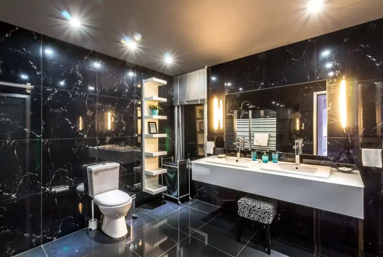 Salle de bain avec douche et baignoire, avec appareillage étanche et spots encastrés posés selon les volumes de sécurité de la NF C 15-100
