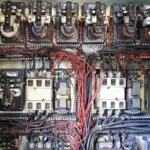 Tableau électrique résidentiel avec délesteur modulaire, contacteurs et transformateurs d'intensité câblés près du disjoncteur de branchement
