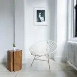 Électricien raccordant un radiateur électrique à inertie dans une pièce en rénovation