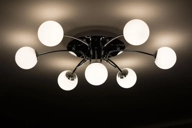 Électricien relevant les luminaires d'un plafond de bureau avant une rénovation en éclairage LED