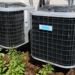 Électricien raccordant le bornier d'un caisson de VMC double flux dans des combles