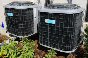 Électricien raccordant le bornier d'un caisson de VMC double flux dans des combles