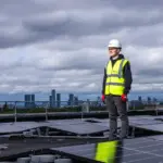 Électricien vérifiant le câblage et l'étiquetage d'un tableau électrique avant la visite Consuel